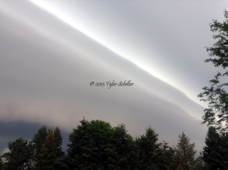 Shelf Cloud moves across Waukesha, Wisconsin - June 2013